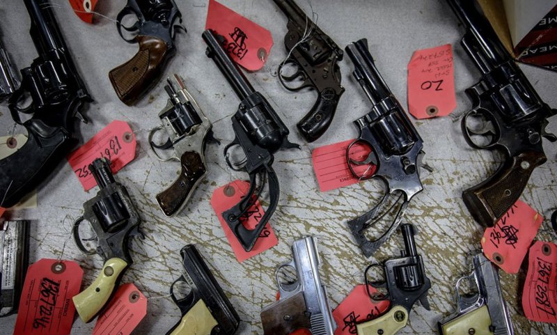 Armas y violencia de género, el riesgo que queda fuera del debate 